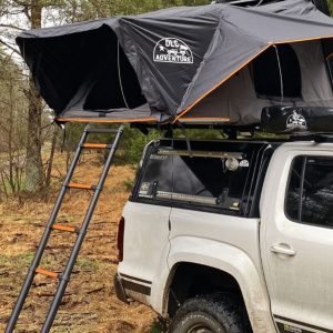 Dachzelt an einem Geländewagen mit ausgeklappter Leiter