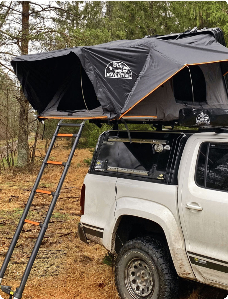 Dachzelt an einem Geländewagen mit ausgeklappter Leiter