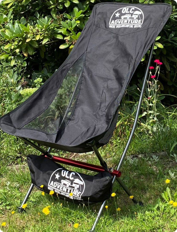 Schwarzer Campingstuhl, den man zusammenklappen kann