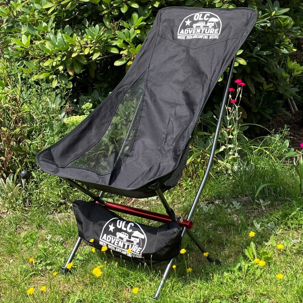 Schwarzer Campingstuhl, den man zusammenklappen kann
